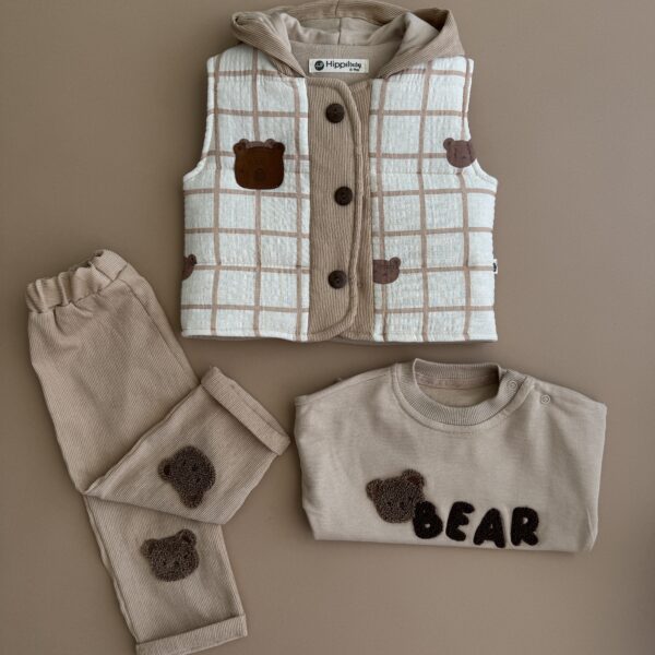 Set din 3 piese pentru bebeluși, format din vestă cu glugă și imprimeu ursuleți, bluză bej cu aplicație ‘Bear’ și pantaloni asortați, confecționate din materiale moi și confortabile – ideal pentru ținute de toamnă-iarnă