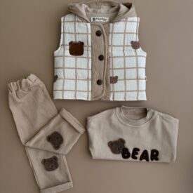 Set din 3 piese pentru bebeluși, format din vestă cu glugă și imprimeu ursuleți, bluză bej cu aplicație ‘Bear’ și pantaloni asortați, confecționate din materiale moi și confortabile – ideal pentru ținute de toamnă-iarnă