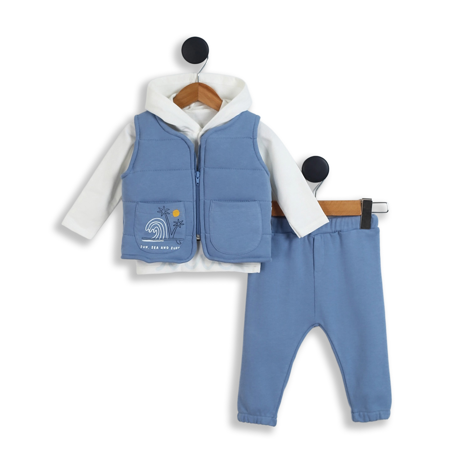 Set bebeluși 3 piese cu vestă albastră, hanorac alb și pantaloni – 6-18 luni Set haine bebeluși băieți – vestă albastră, hanorac alb cu glugă și pantaloni, ținută casual din bumbac