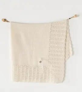 Păturică tricotată crem pentru bebeluși, 100x90 cm, moale și elegantă