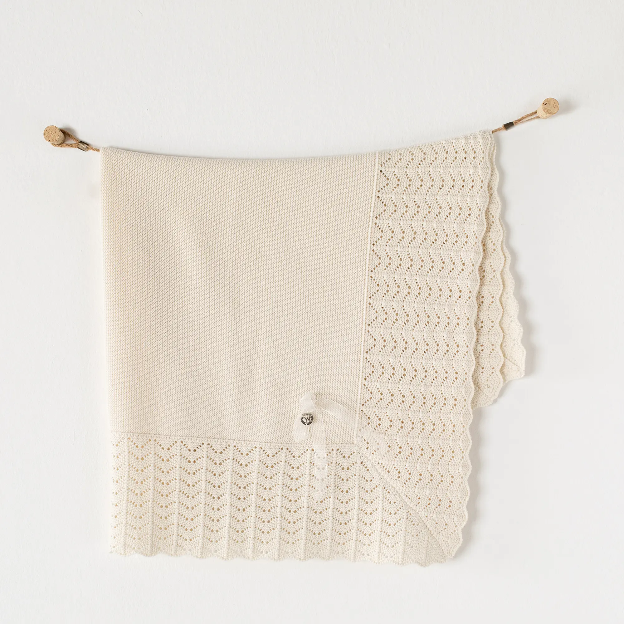 Păturică tricotată crem pentru bebeluși 100x90 cm Păturică tricotată crem pentru bebeluși, 100x90 cm, moale și elegantă