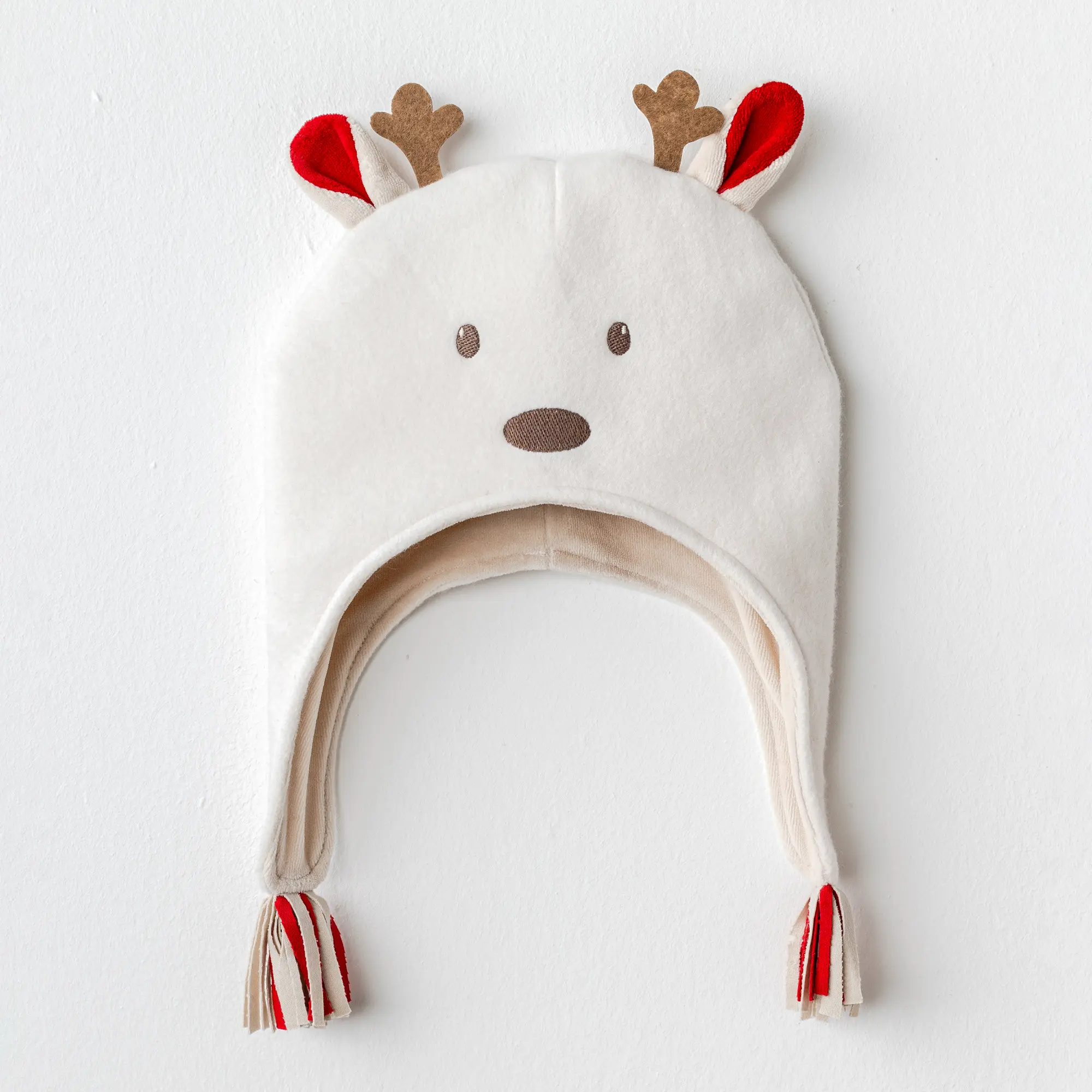 Căciuliță bebeluși cu design ren – moale, confortabilă și călduroasă Căciuliță bebeluși cu ren, moale și călduroasă pentru iarnă