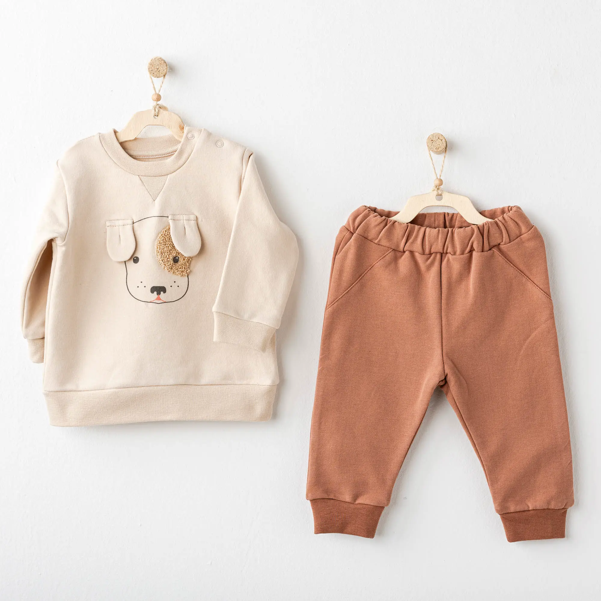 Set bebeluși cu bluziță și pantaloni – model cățeluș moale și confortabil Set bebeluși cu bluziță și pantaloni, model cățeluș