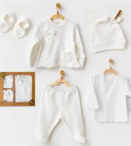 Set alb pentru nou-născuți cu bluză, cămașă tip înfășat, căciuliță și botoșei
