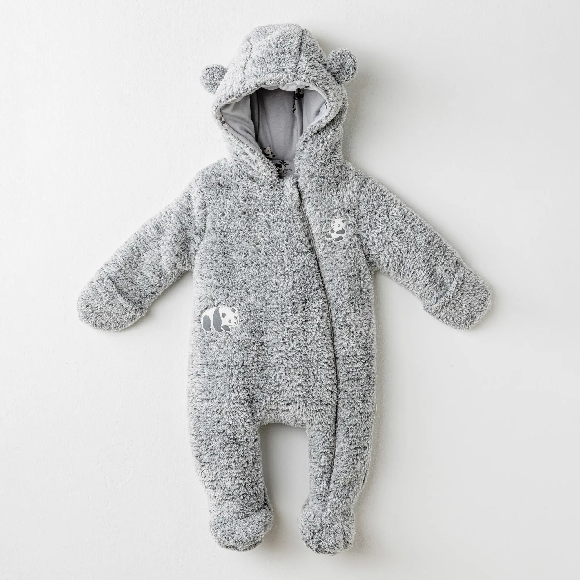 Combinezon Panda gri pentru bebeluși Combinezon Panda gri pentru bebeluși, moale și călduros