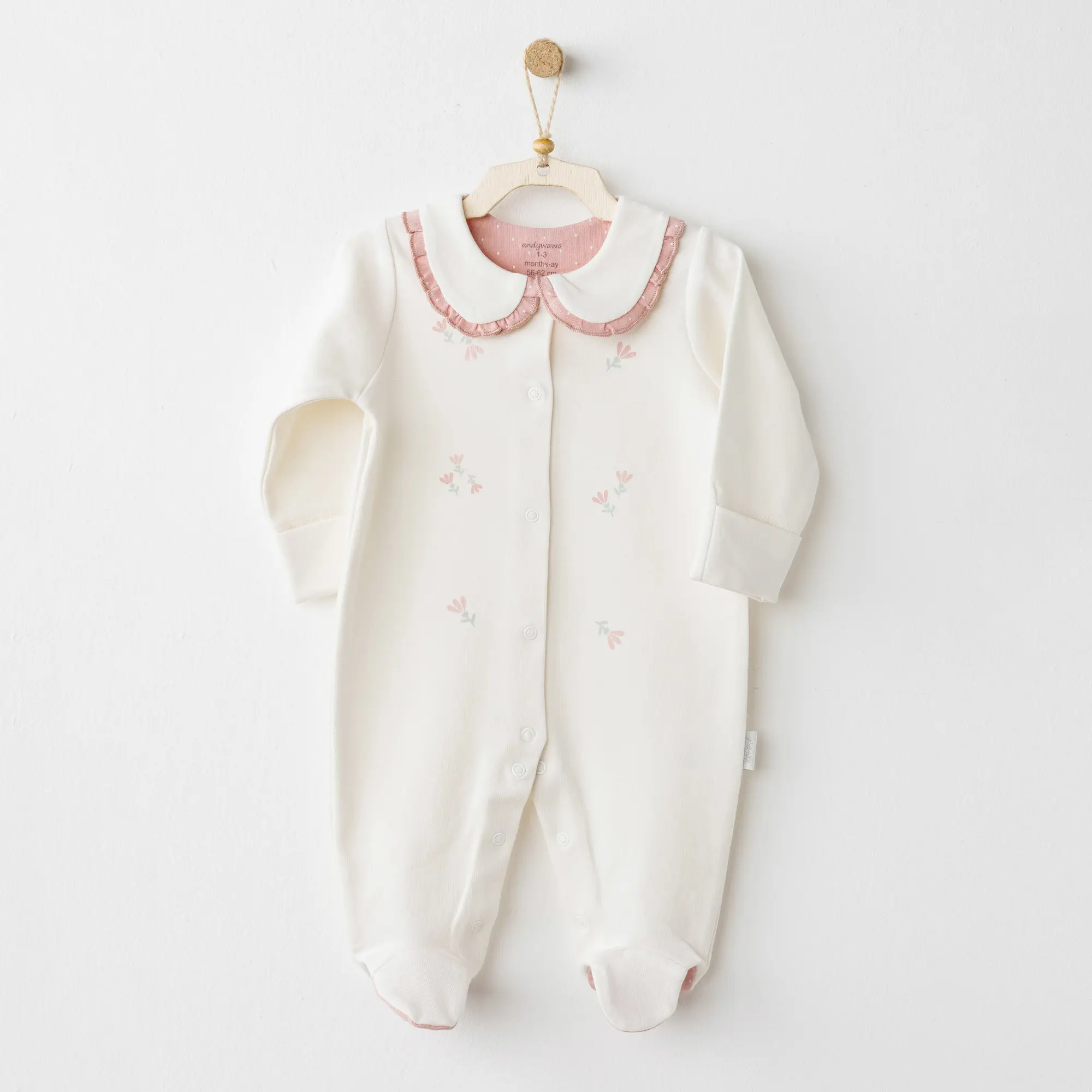 Salopetă cu guler roz și imprimeu floral pentru bebeluși Salopetă cu guler roz și imprimeu floral din bumbac moale pentru bebeluși