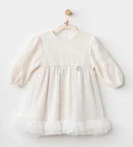 Rochiță crem elegantă pentru bebeluși cu bust tricotat și fustă din tull