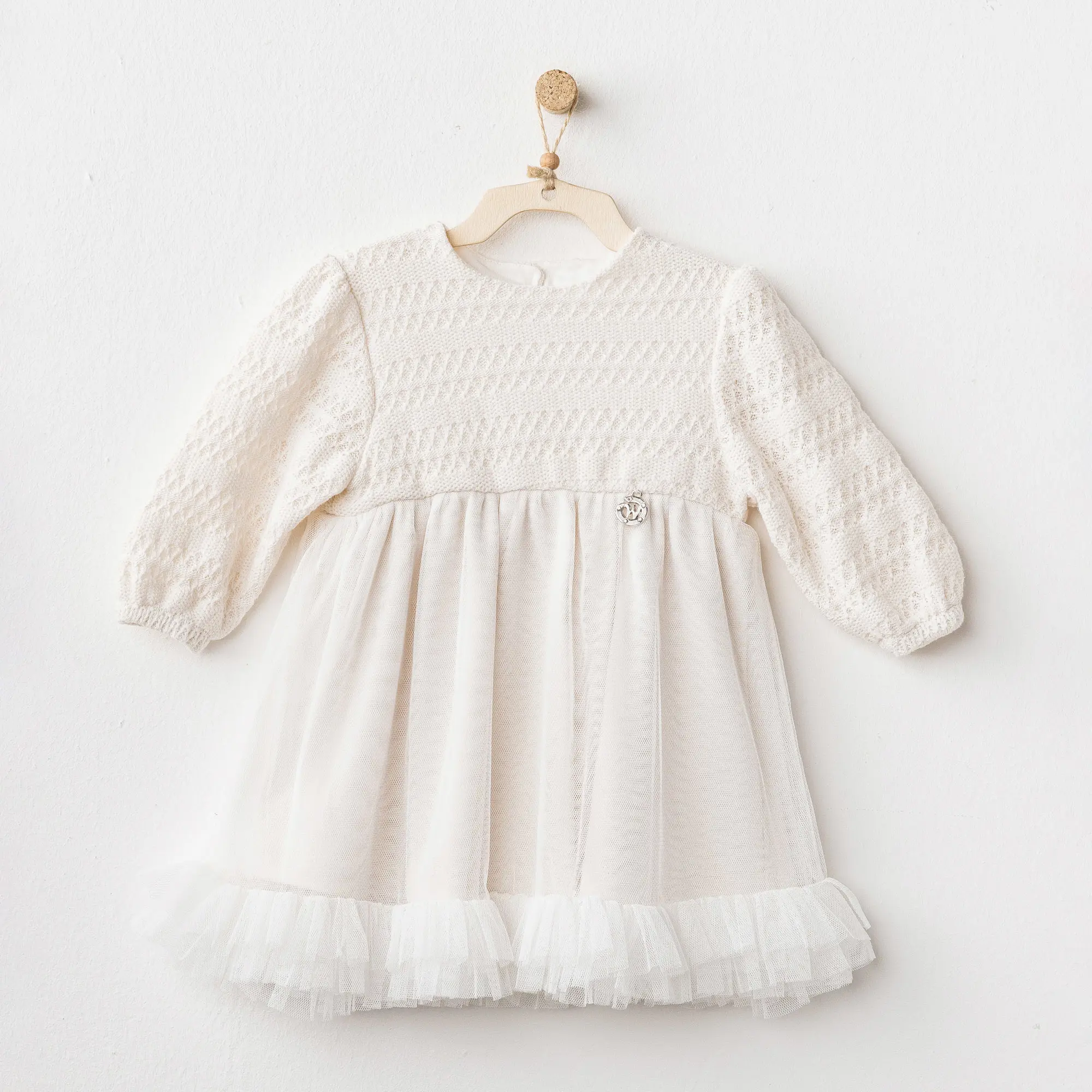 Rochiță crem elegantă pentru bebeluși – bust tricotat și fustă din tull moale Rochiță crem elegantă pentru bebeluși cu bust tricotat și fustă din tull