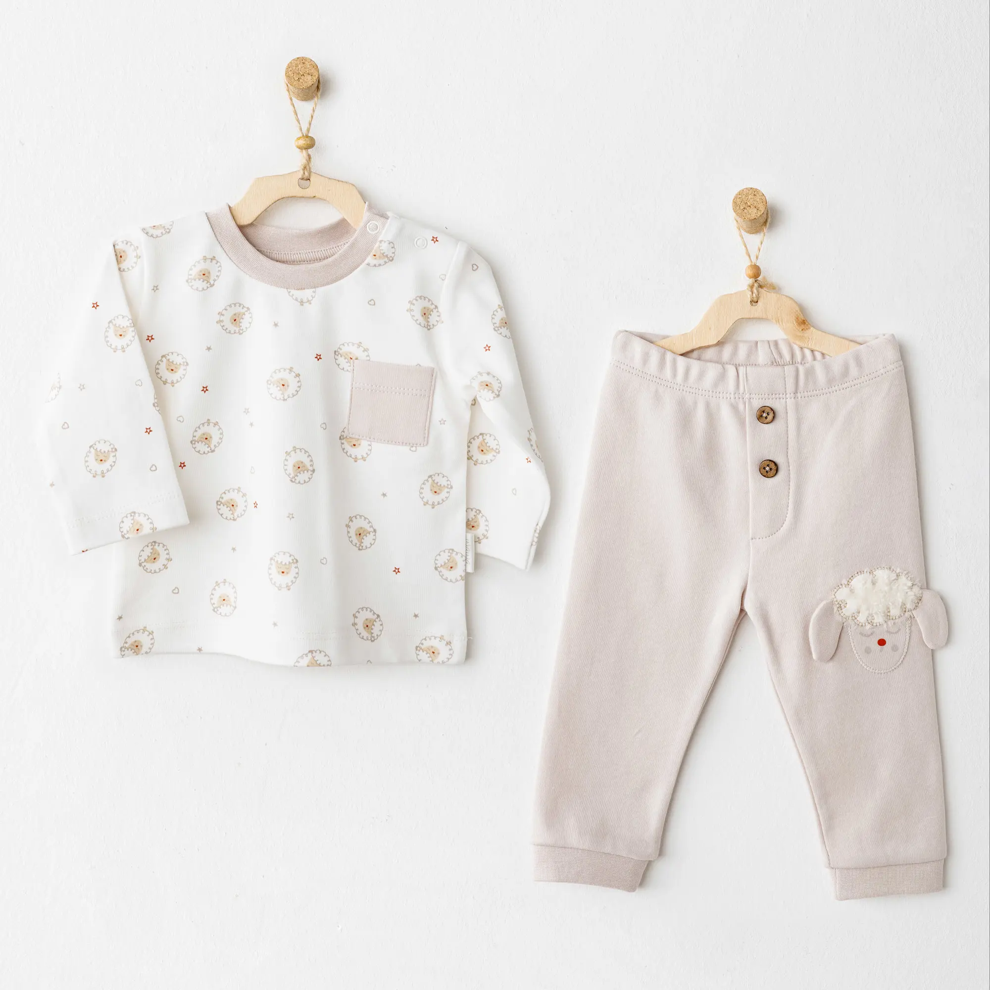 Pijamă bej cu imprimeu mieluț pentru bebeluși Pijamă bej cu imprimeu mieluț pentru bebeluși, din bumbac moale