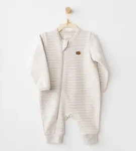 Salopetă bebeluș crem cu dungi fine și fermoar