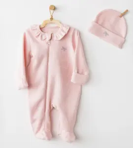 Salopetă roz bebeluș cu volănaș și căciuliță din bumbac moale