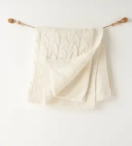 Păturică tricotată crem cu model împletit pentru bebeluși, 85x100 cm