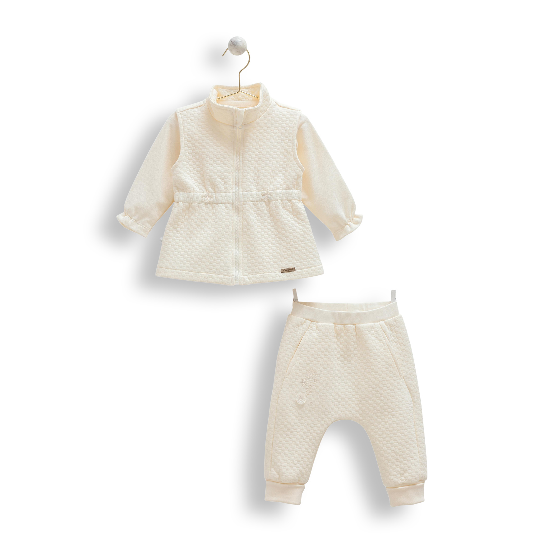 Set „Delicatețe pură” pentru bebeluși – 3 piese Set „Delicatețe pură” pentru bebeluși – vestă, bluză și pantalonași