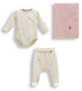 et „Mângâiere florală” pentru nou-născuți – crem și roz pudrat