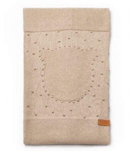 Păturică tricotată din bumbac organic pentru bebe, culoare albă/bej, cu model ursuțel.