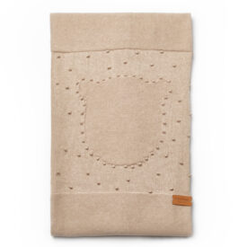 Păturică tricotată din bumbac organic pentru bebe, culoare albă/bej, cu model ursuțel.