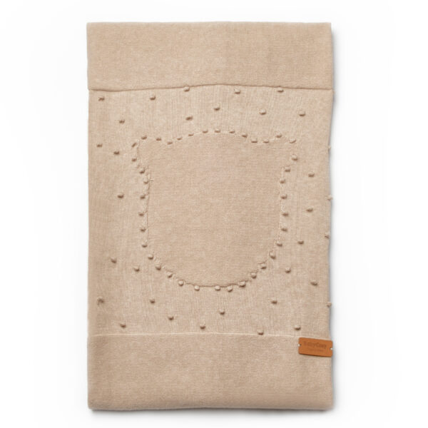Păturică tricotată din bumbac organic pentru bebe, culoare albă/bej, cu model ursuțel.