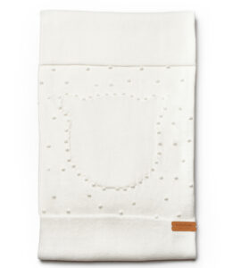 Păturică tricotată din bumbac organic pentru bebe, culoare albă/bej, cu model ursuțel.