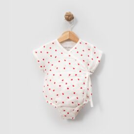 Romper pentru fetițe din muselină albă cu imprimeu de inimioare roșii și închidere laterală.