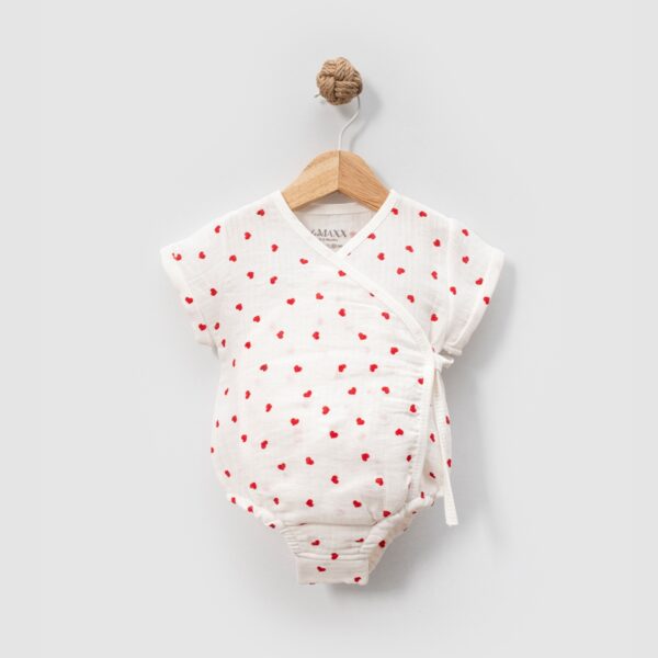 Romper pentru fetițe din muselină albă cu imprimeu de inimioare roșii și închidere laterală.