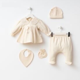 Set haine bebeluși fetițe 5 piese ivory cu guler de dantelă și accesorii.