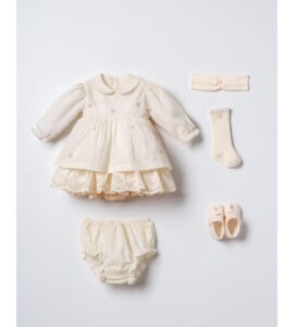 Set elegant 5 piese pentru bebeluși fete: rochiță crem cu broderie spartă, dresuri, chiloței, bentiță și botoșei.