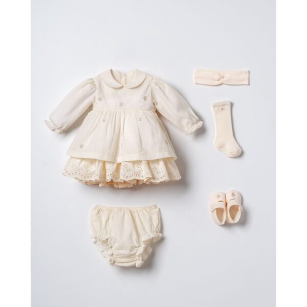 Set elegant 5 piese pentru bebeluși fete: rochiță crem cu broderie spartă, dresuri, chiloței, bentiță și botoșei.