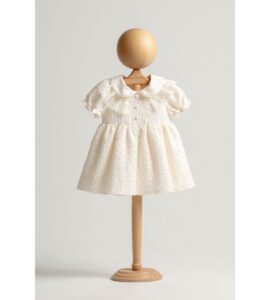 Rochiță elegantă pentru fetițe din bumbac ivory cu detalii brodate și guler cu volănașe.