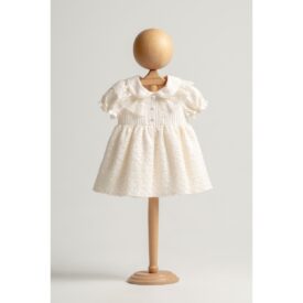 Rochiță elegantă pentru fetițe din bumbac ivory cu detalii brodate și guler cu volănașe.