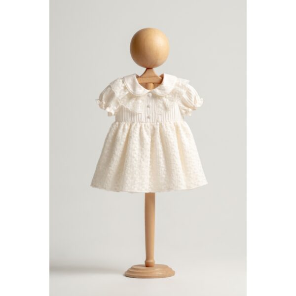 Rochiță elegantă pentru fetițe din bumbac ivory cu detalii brodate și guler cu volănașe.