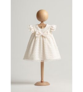 Rochiță elegantă pentru fetițe în nuanță ivory cu detalii brodate și fundă decorativă.
