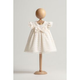Rochiță elegantă pentru fetițe în nuanță ivory cu detalii brodate și fundă decorativă.