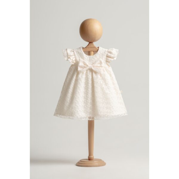 Rochiță elegantă pentru fetițe în nuanță ivory cu detalii brodate și fundă decorativă.