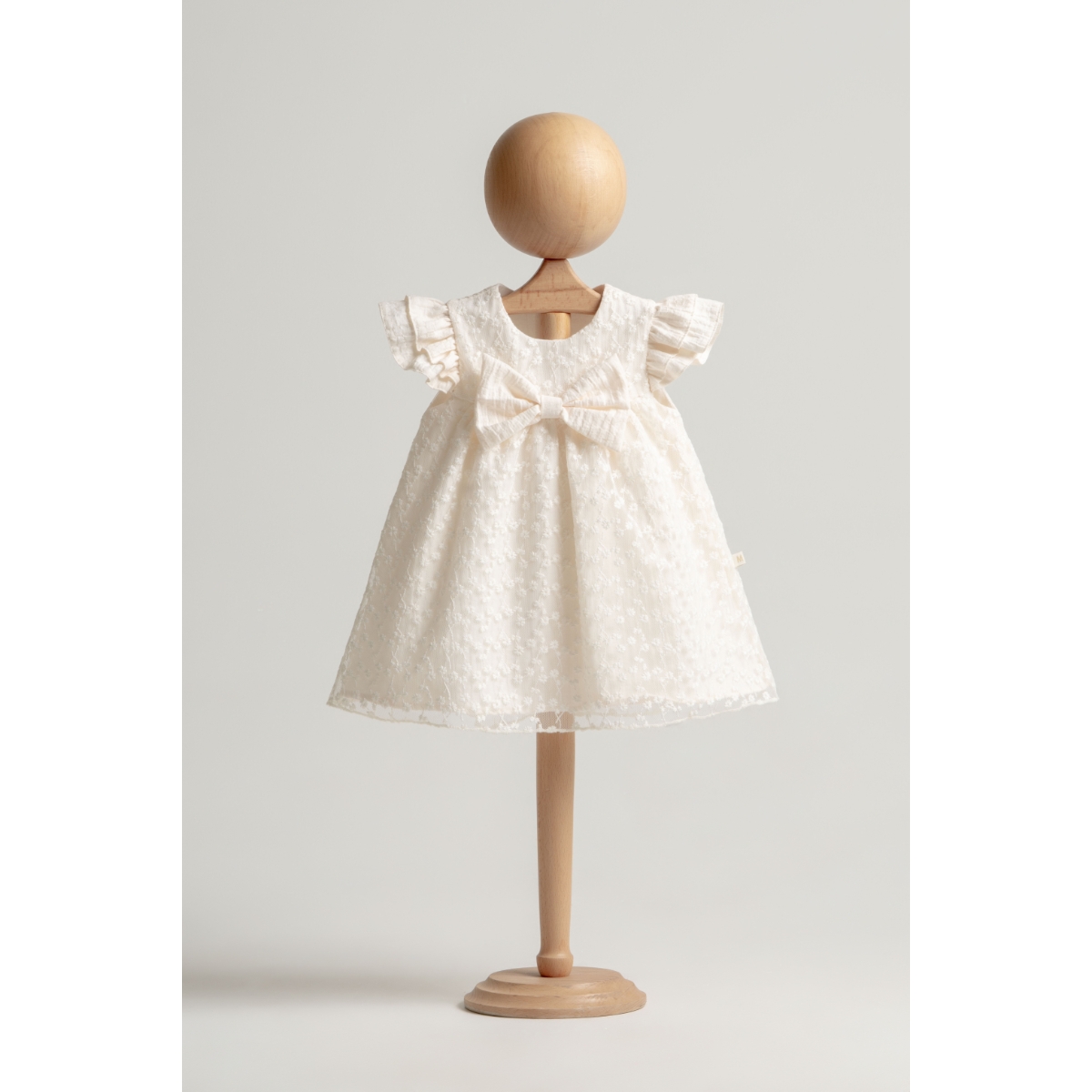 rochita-ocazie-fetite-broderie-premium Rochiță elegantă pentru fetițe în nuanță ivory cu detalii brodate și fundă decorativă.