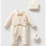 Set haine bebeluși băieți din catifea ivory cu vestă tricotată și accesorii incluse.