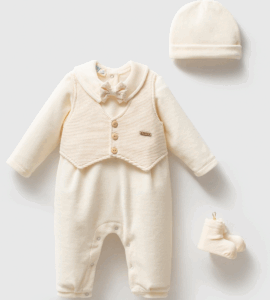 Set haine bebeluși băieți din catifea ivory cu vestă tricotată și accesorii incluse.