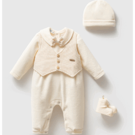 Set haine bebeluși băieți din catifea ivory cu vestă tricotată și accesorii incluse.