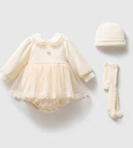 Set 3 piese bebe fetițe ocazie: romper tip rochiță cu guler dantelat, dresuri cu fundă și căciuliță crem.
