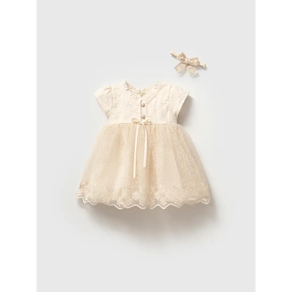 Rochiță elegantă fetițe de culoare crem cu broderie florală pe toată suprafața și bentiță din dantelă asortată.