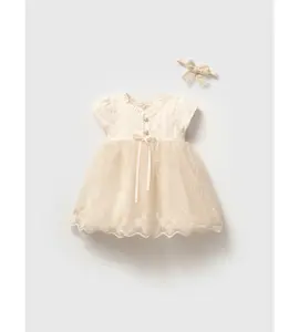 Rochiță elegantă fetițe de culoare crem cu broderie florală pe toată suprafața și bentiță din dantelă asortată.