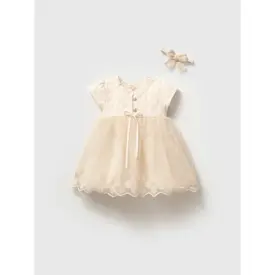 Rochiță elegantă fetițe de culoare crem cu broderie florală pe toată suprafața și bentiță din dantelă asortată.