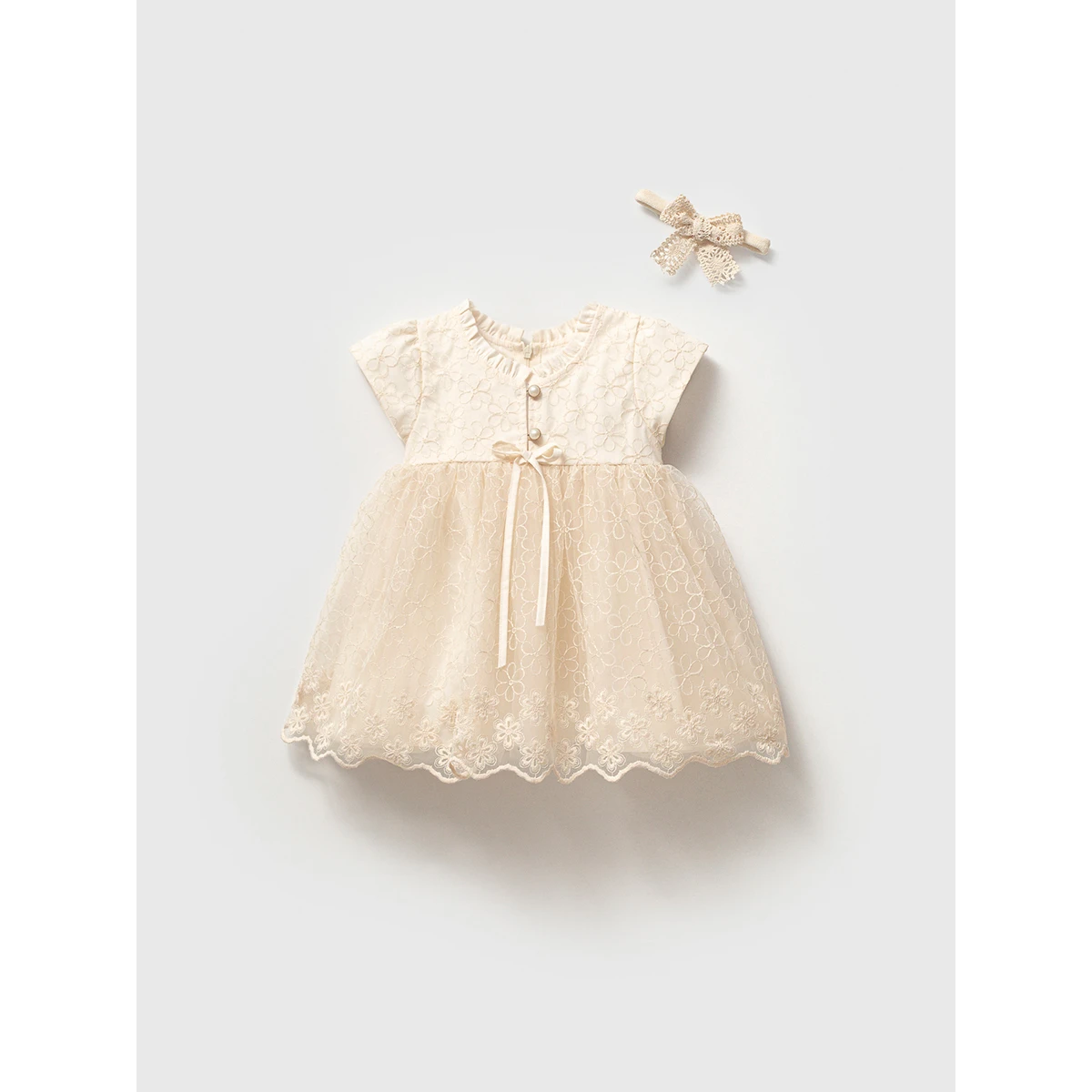 rochita-eleganta-fetite-crem-broderie Rochiță elegantă fetițe de culoare crem cu broderie florală pe toată suprafața și bentiță din dantelă asortată.