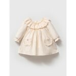 Rochiță crem pentru fetițe, cu guler mare brodat și buzunare cu volane, stil vintage.