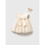 Rochiță elegantă pentru botez fetițe de culoare ivory cu fundă mare în talie și bentiță din dantelă asortată.