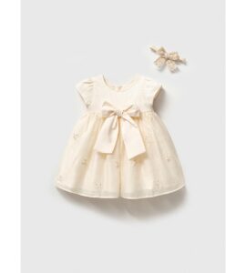 Rochiță elegantă pentru botez fetițe de culoare ivory cu fundă mare în talie și bentiță din dantelă asortată.