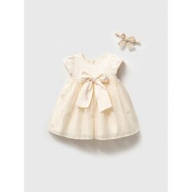 Rochiță elegantă pentru botez fetițe de culoare ivory cu fundă mare în talie și bentiță din dantelă asortată.