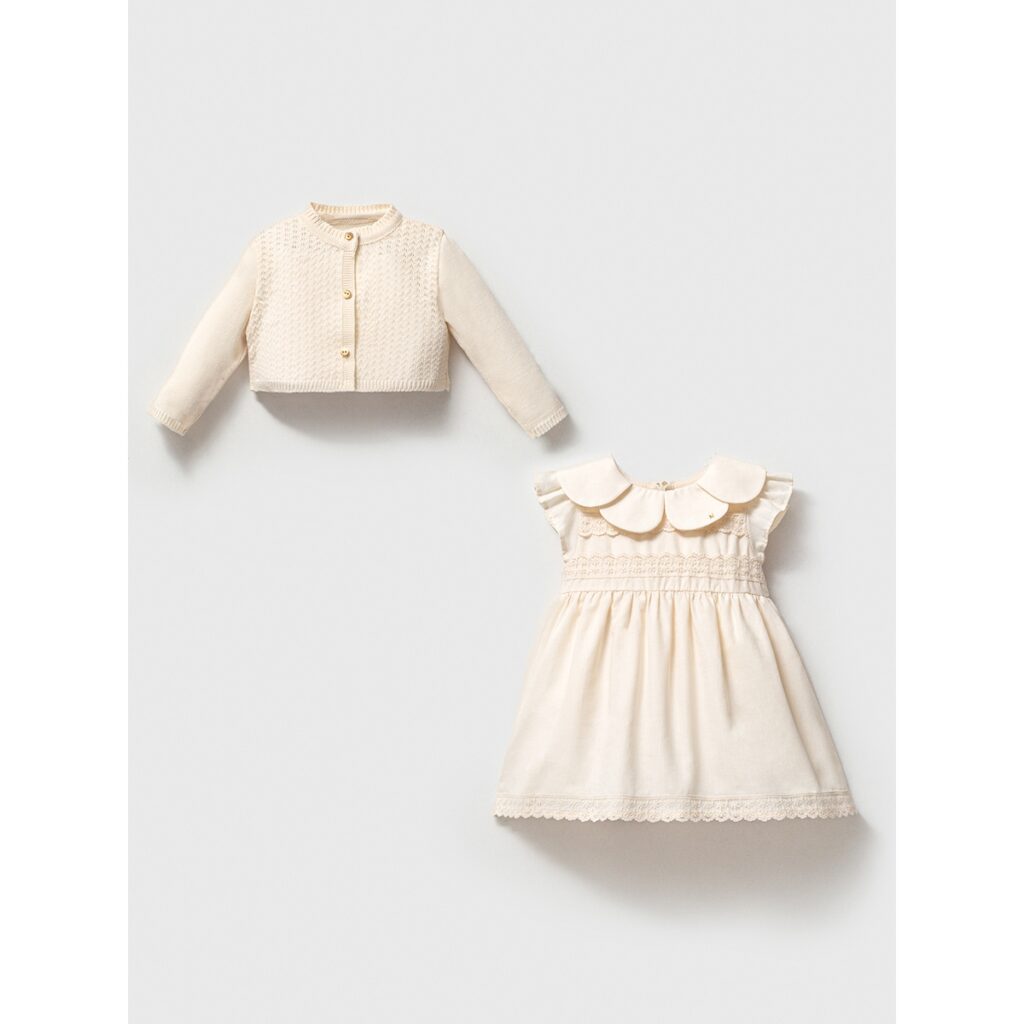 Set haine ceremonie fetițe cu rochiță fără mâneci și bolero crem tricotat.