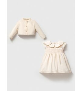 Set haine ceremonie fetițe cu rochiță fără mâneci și bolero crem tricotat.