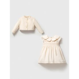 Set haine ceremonie fetițe cu rochiță fără mâneci și bolero crem tricotat.