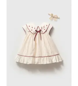 Rochiță crem elegantă pentru fetiță cu broderie florală bordo pe guler și bentiță de dantelă